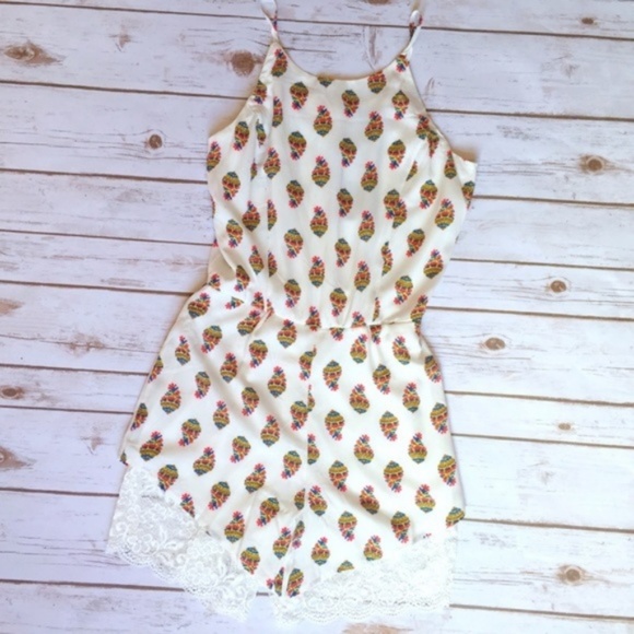 White Scallop Lace Spaghetti Strap Romper - Picture 2 of 7